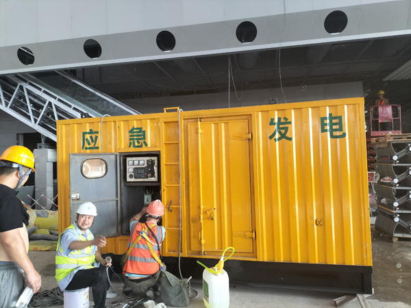 卫东怎样判断空气滤清器是否需要更换？